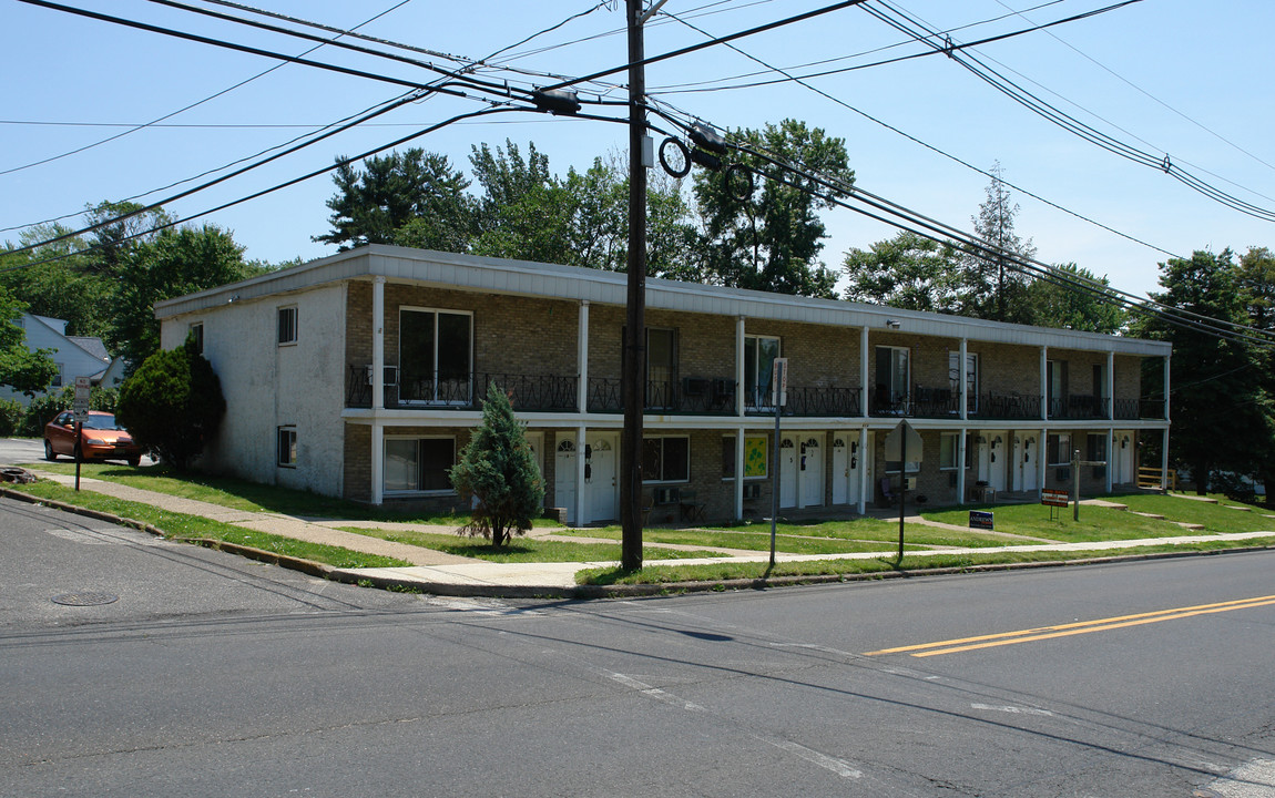 Castle Mead Apartments in Runnemede, NJ - Building Photo