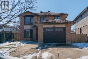 404 Stone Church Rd E in Hamilton, ON - Building Photo