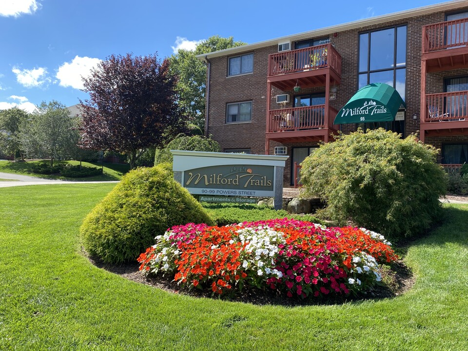 Milford Trails Apartments and Storage in Milford, NH - Foto de edificio