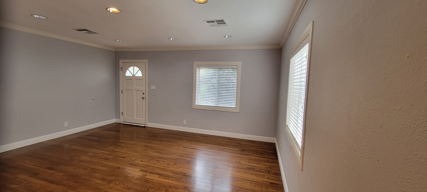 17565 Bullock St in Encino, CA - Building Photo