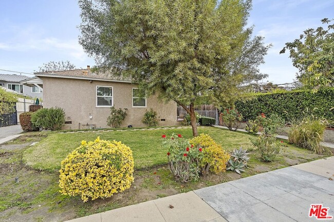 property at 1326 N Screenland Dr