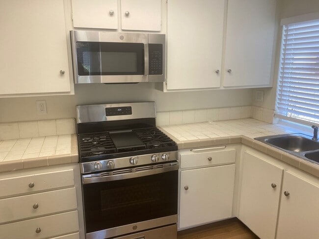 1114 Lawrence Way in Oxnard, CA - Building Photo - Building Photo