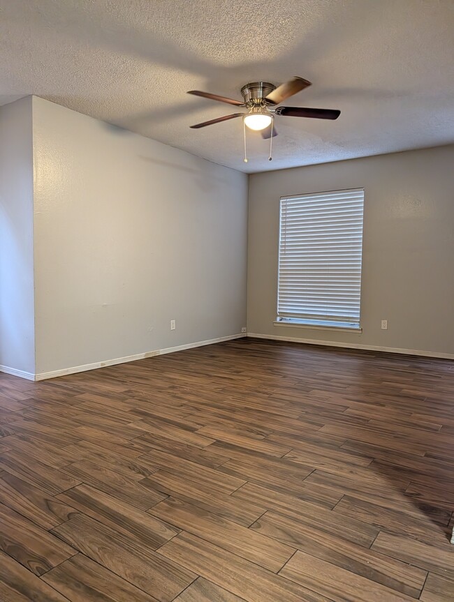 10628 Cuatro Vistas Dr, Unit Apartment C in El Paso, TX - Foto de edificio - Building Photo