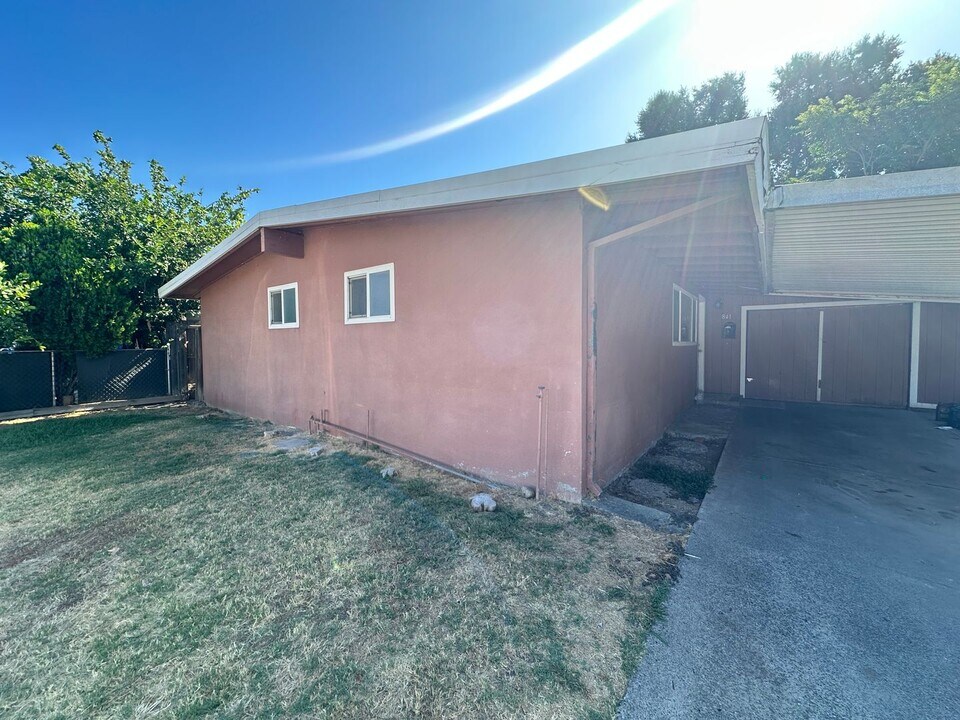 841 Inglewood Dr in West Sacramento, CA - Building Photo