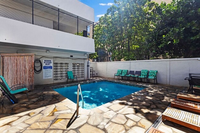 2421 Ala Wai Blvd in Honolulu, HI - Building Photo - Building Photo
