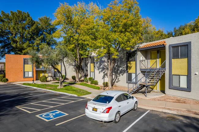 Villatree Apartments in Tempe, AZ - Foto de edificio - Building Photo