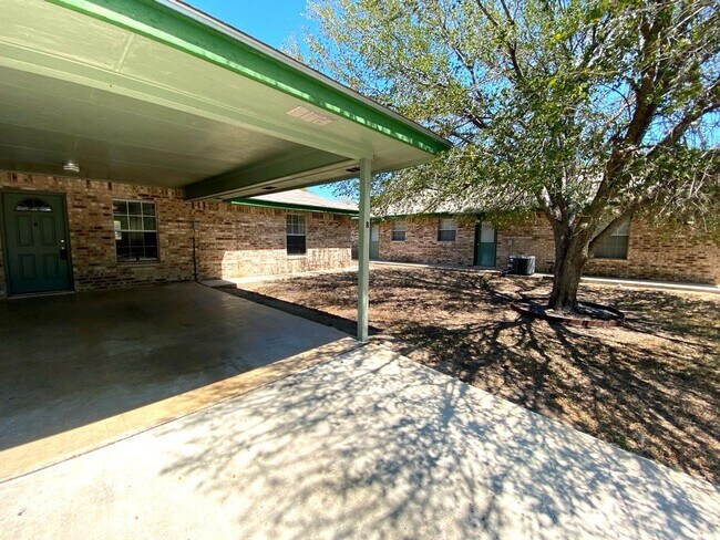 126 S Mansfield St in Pleasanton, TX - Building Photo - Building Photo