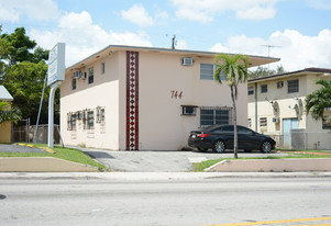 744 NW 22nd Ave Apartamentos