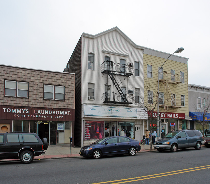 708 Broadway in Bayonne, NJ - Foto de edificio