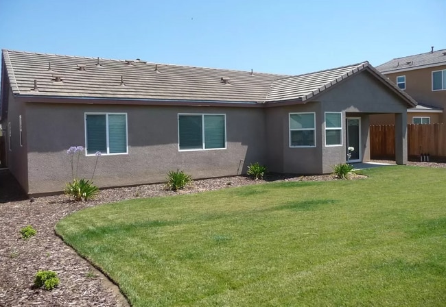 1407 W Burgundy Ct in Hanford, CA - Building Photo - Building Photo