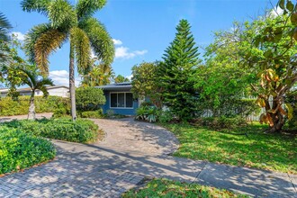 9221 SW 16th St in Miami, FL - Foto de edificio - Building Photo