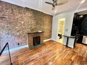 562 Hudson St in New York, NY - Building Photo - Building Photo