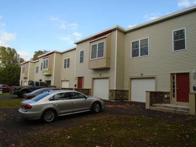 Walnut Creek Townhomes in Fayetteville, NY - Foto de edificio - Building Photo