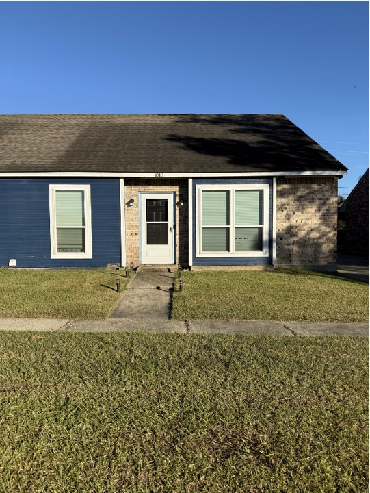 1010 Chemin Dr in Baker, LA - Building Photo