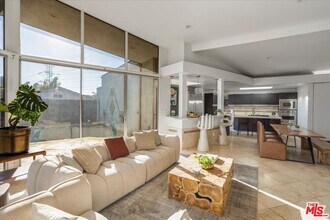 6530 Lakeridge Rd in Los Angeles, CA - Building Photo - Building Photo