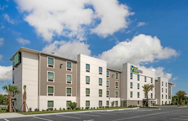 Furnished Studio-Wildwood in Wildwood, FL - Building Photo - Building Photo