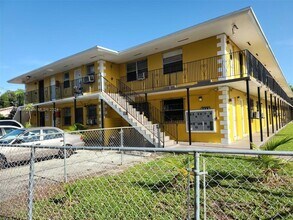 5600 NW 7th Ct, Unit 17 in Miami, FL - Building Photo - Building Photo