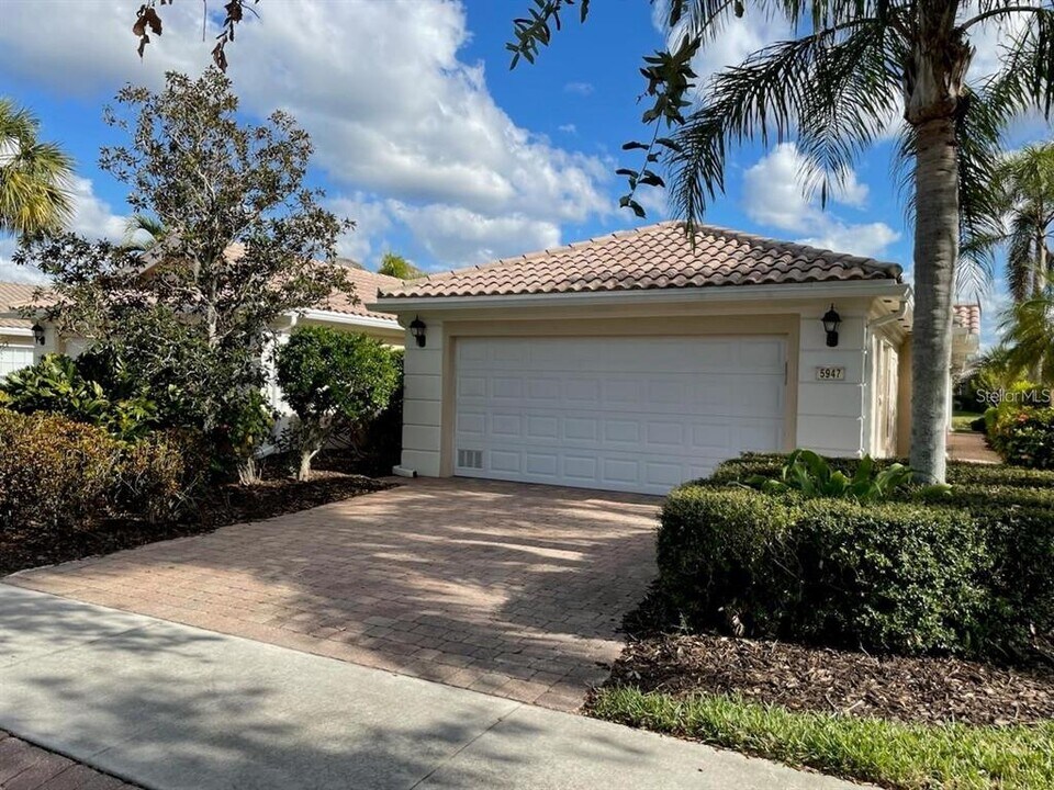 5947 Benevento Dr in Sarasota, FL - Building Photo