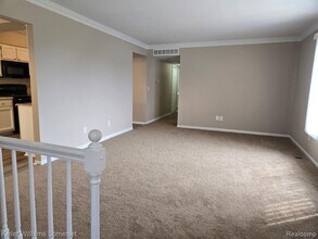 71 Meadow Wood Dr in Rochester Hills, MI - Foto de edificio - Building Photo