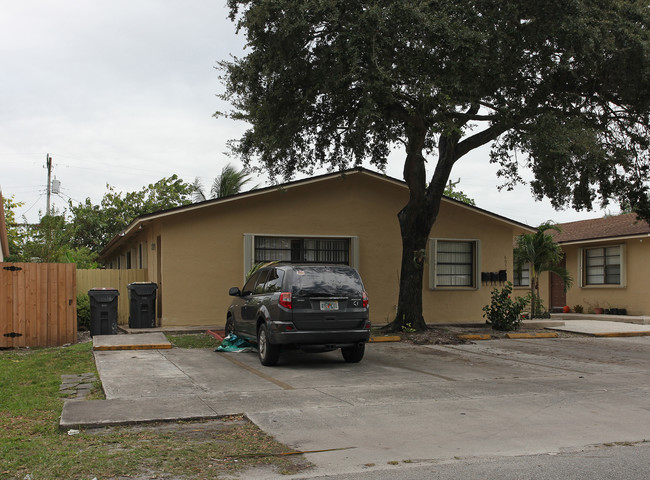 6050 Buchanan St in Hollywood, FL - Building Photo - Building Photo