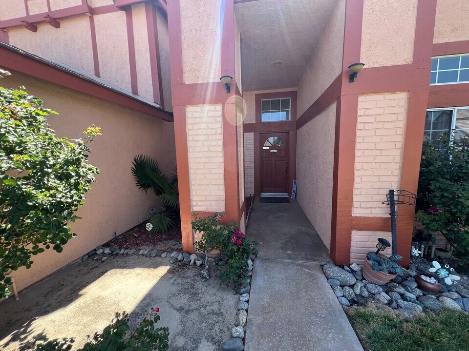 38612 Dedham Ct in Palmdale, CA - Building Photo