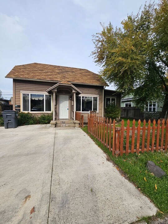 1130 W 9th St in Medford, OR - Building Photo