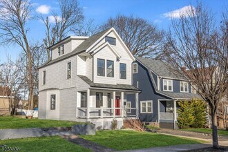 55 Pleasant Way in Montclair, NJ - Foto de edificio - Building Photo