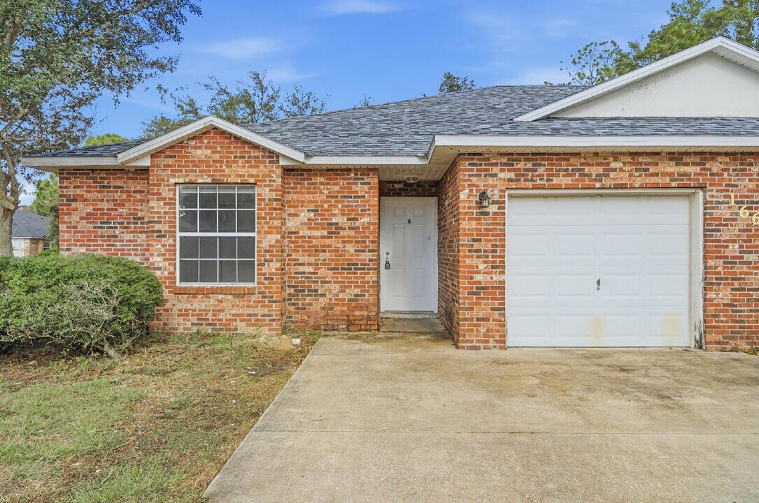 166 Plainview Dr in Palm Coast, FL - Foto de edificio