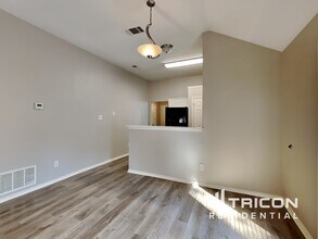 352 N Beltwoods Dr in Desoto, TX - Building Photo - Building Photo