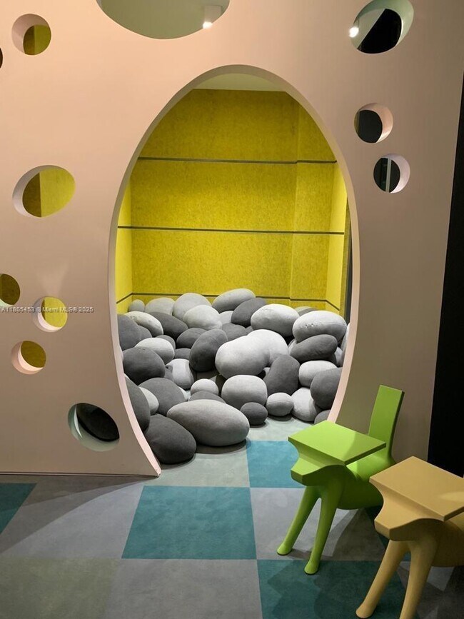 650 NE 32nd St, Unit 2701 in Miami, FL - Foto de edificio - Building Photo