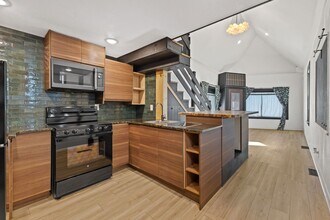 2401 S Kinnickinnic Ave in Milwaukee, WI - Building Photo - Building Photo