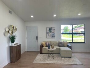 933 SW Liberty Ave in Port St. Lucie, FL - Building Photo - Building Photo
