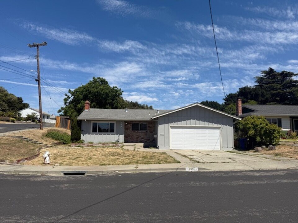 201 Alfred Dr in Pinole, CA - Building Photo