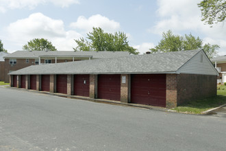 Madison Gardens in Old Bridge, NJ - Building Photo - Building Photo