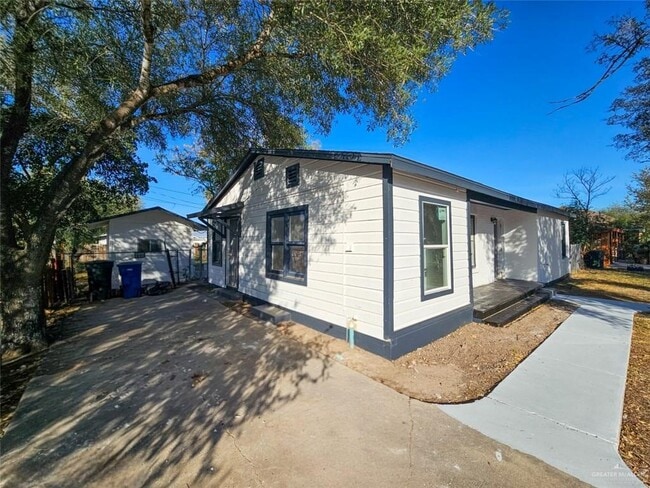 15 Redwood Ave in McAllen, TX - Foto de edificio - Building Photo