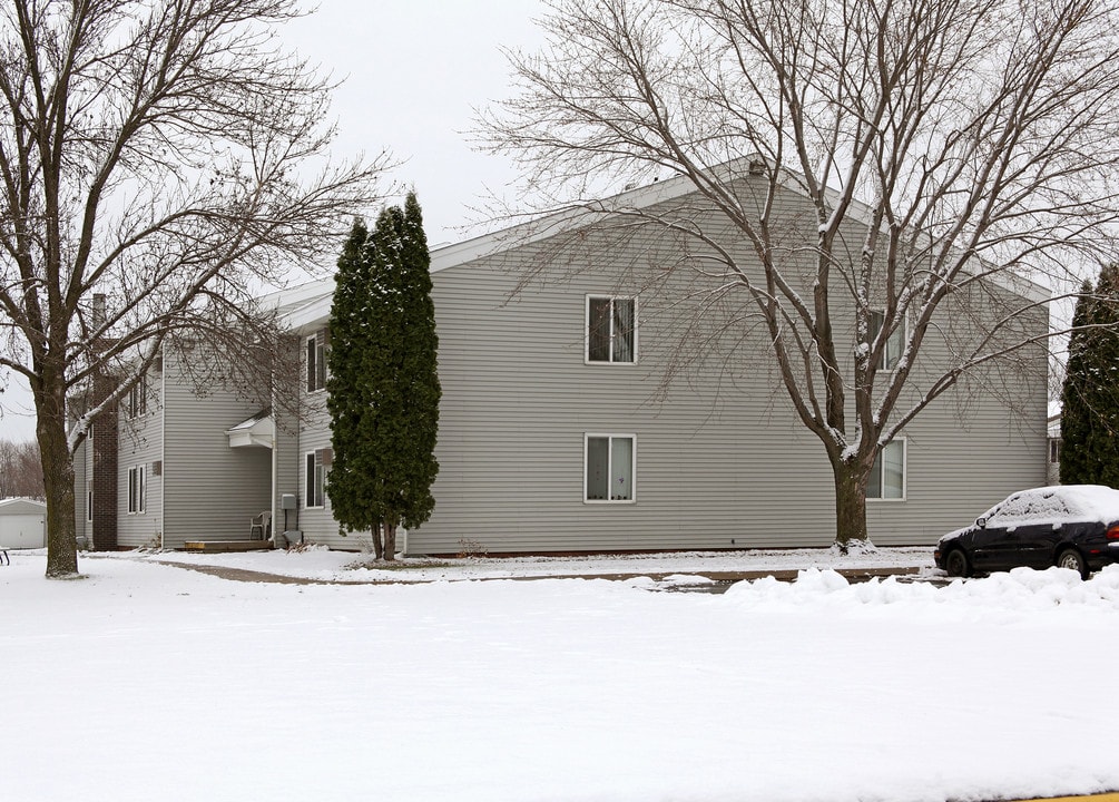 Golf View Apartments in Cokato, MN - Foto de edificio