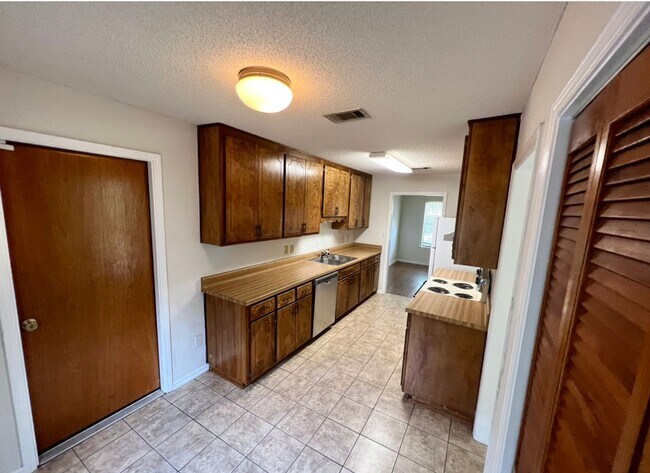 2374 Peachtree Dr in Tallahassee, FL - Building Photo - Building Photo