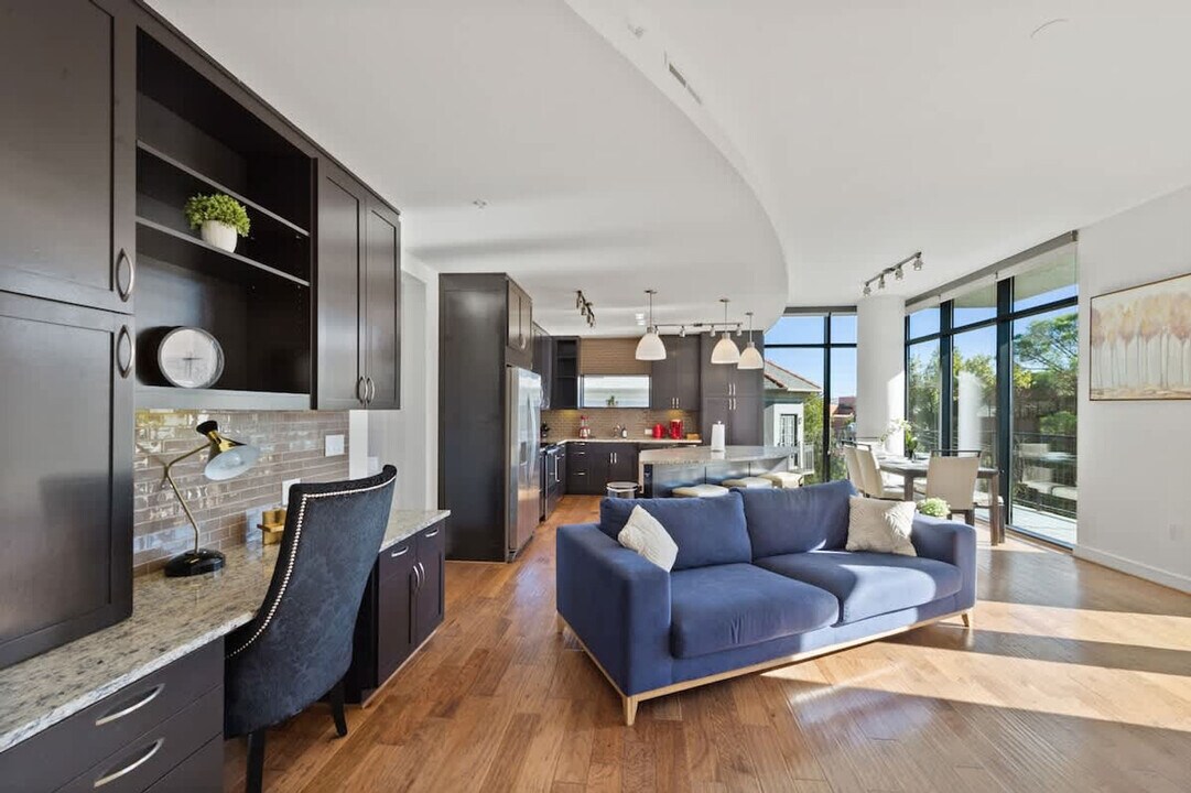 101 Bowen St in Dallas, TX - Building Photo