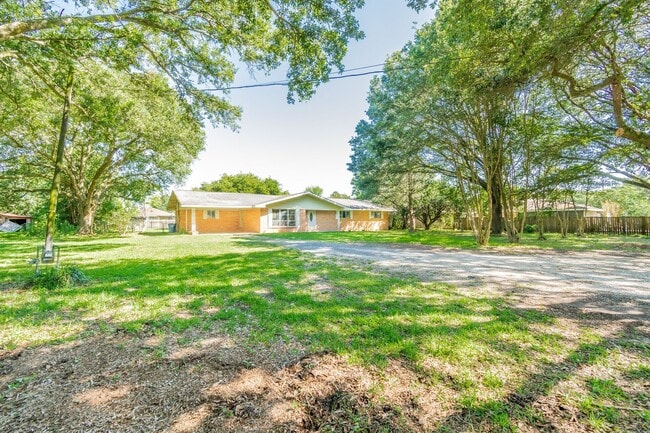 1106 La Neuville Rd in Lafayette, LA - Building Photo - Building Photo
