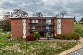 Balance Rock Condominium in Seymour, CT - Foto de edificio - Building Photo
