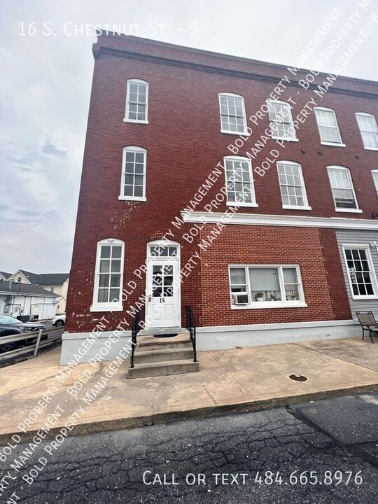 16 S Chestnut St in Palmyra, PA - Building Photo