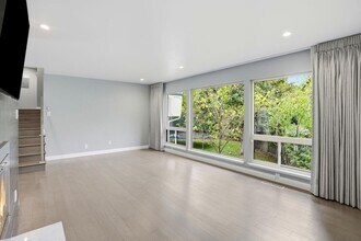 2010 Santa Cruz Ave in Menlo Park, CA - Building Photo - Building Photo