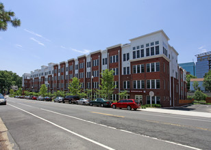 Rhodes Hill Square in Arlington, VA - Foto de edificio - Building Photo