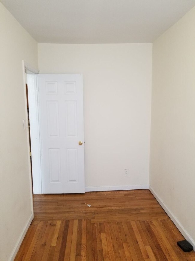 354 E 19th St-Unit -3F in New York, NY - Building Photo - Building Photo