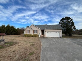 124 Erwin Hill Rd SE in Calhoun, GA - Building Photo