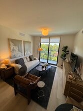 2545 NE 183rd St, Unit B2 in North Miami Beach, FL - Foto de edificio - Building Photo