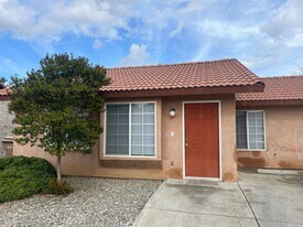 700 Spring Meadow Ct in Bakersfield, CA - Building Photo