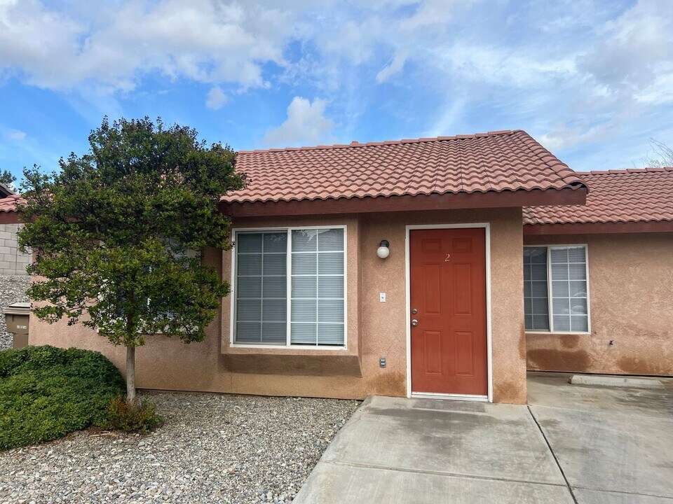 700 Spring Meadow Ct in Bakersfield, CA - Foto de edificio