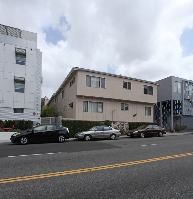 8261 Fountain Ave in West Hollywood, CA - Foto de edificio - Building Photo