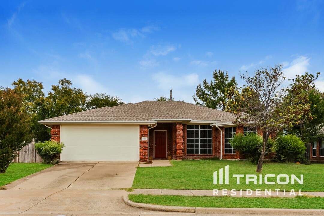 7210 Compass Point Dr in Rowlett, TX - Building Photo
